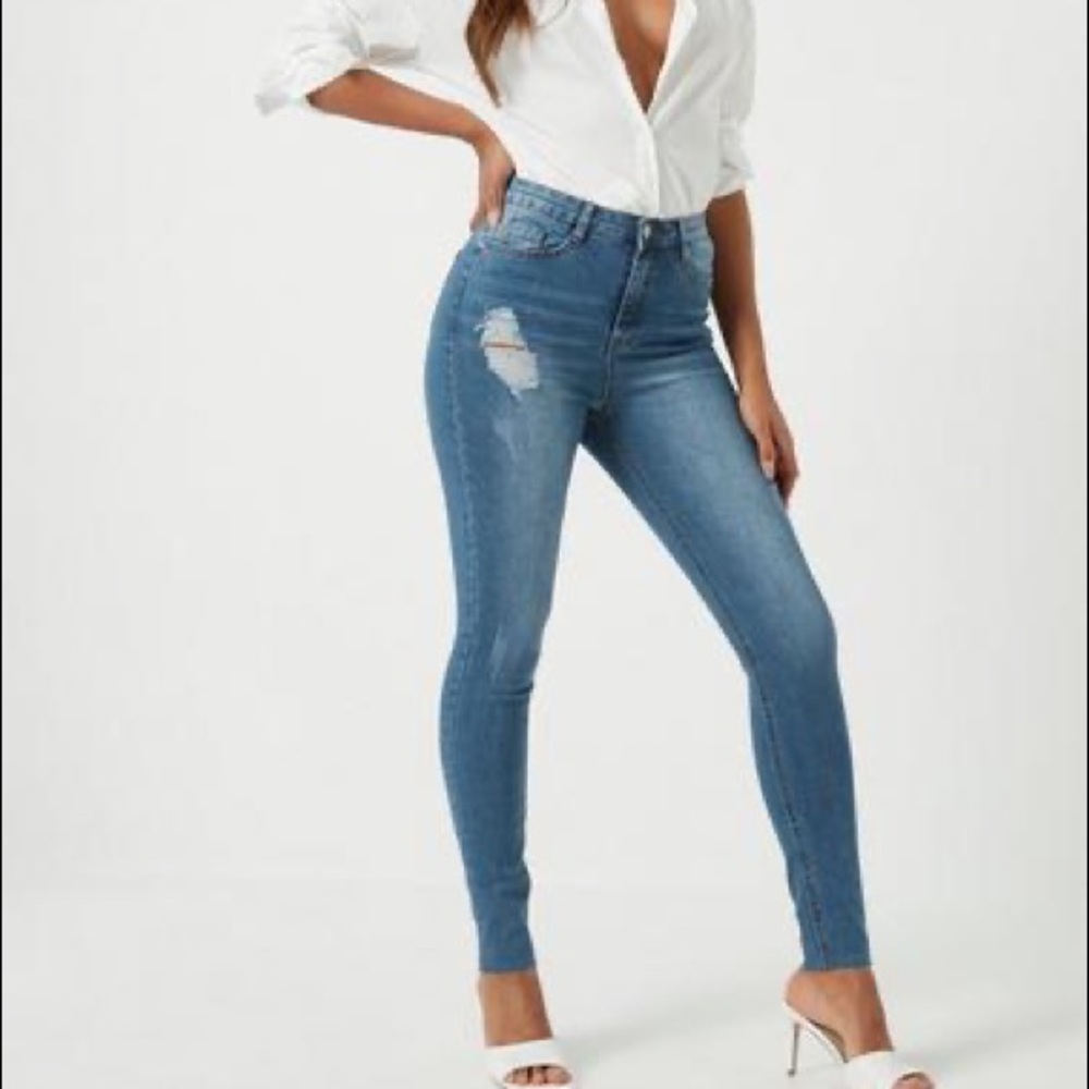 Clean distresssed super skinny jeans